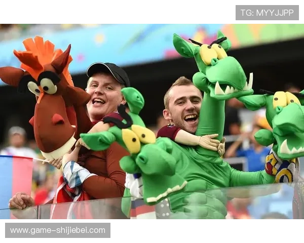 世界杯球迷的疯狂行为：他们在公共场合高声欢呼、疯狂跳跃，成为赛场外最亮丽的风景线